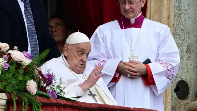 Pope Francis, nọ ala, na-efe aka