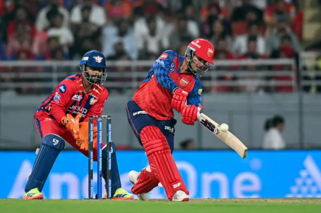 93 ரன்கள் 4 பவுண்டரிகளும், 9 சிக்ஸர்களும் விளாசினார்