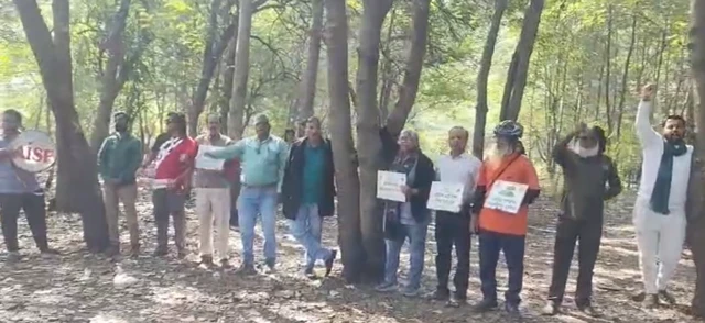 पर्यावरण कार्यकर्ता तपोवन क्षेत्र में पेड़ों को काटे जाने का विरोध कर रहे हैं.