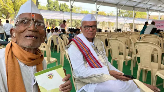 चतुर्भूज पाटील (उजवीकडे)