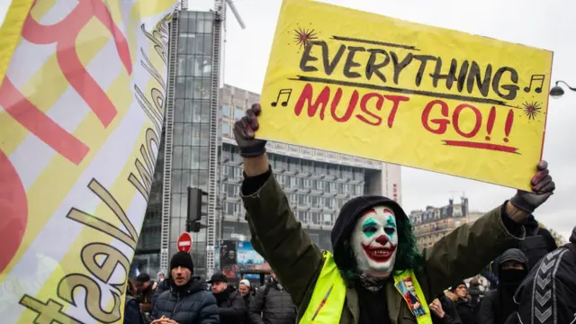 joker makyajlı bir protestocu