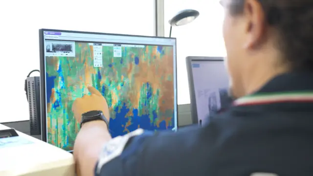 Napoli'deki yetkililer konteyner taramalarını gösteriyor.