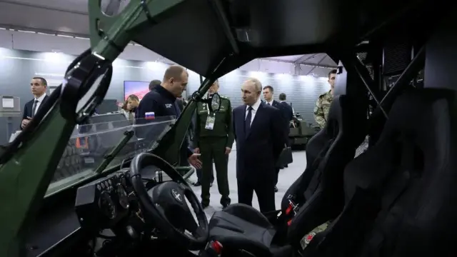 Цими вихідними Путін відвідав виставку військової техніки в Москві