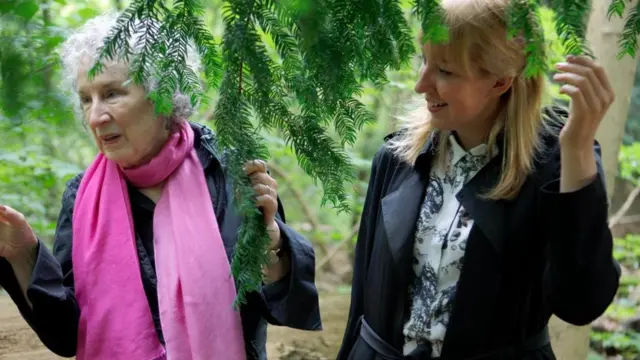 تعاونت مارغريت آرتوود مع كاتي باترسون لنشر قصة لمكتبة المستقبل لن يقرأها أحد قبل قرن من الزمن