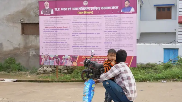 परसारिया में स्वास्थ्य सुविधाओं का बुरा हाल है. यहां से लोगों को बेहतर इलाज कराने के लिए 150 किलोमीटर दूर जाना पड़ता है.