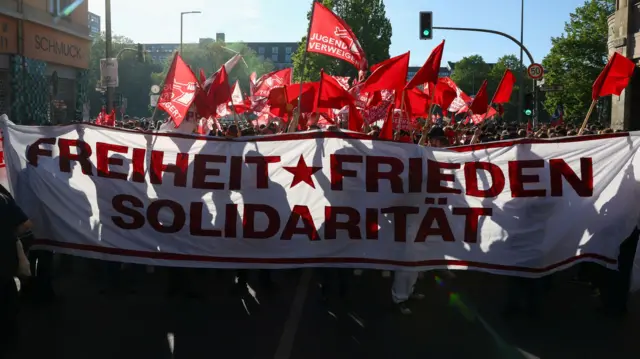 U Berlinu, povodom Međunarodnog praznika rada, učesnici su nosili transparent sa porukom „Sloboda, mir, solidarnost“.
