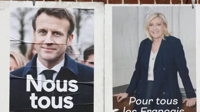 2022年フランス大統領選のマクロン氏（左）とル・ペン氏の公式ポスター