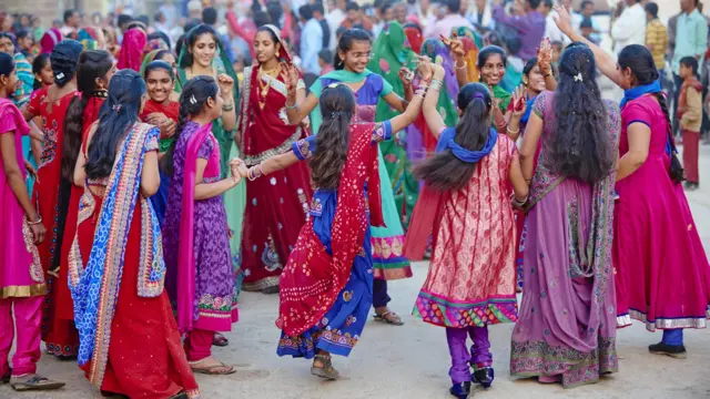 ఒక వివాహ వేడుకలో నృత్యం చేస్తున్న అమ్మాాయిలు, మహిళలు