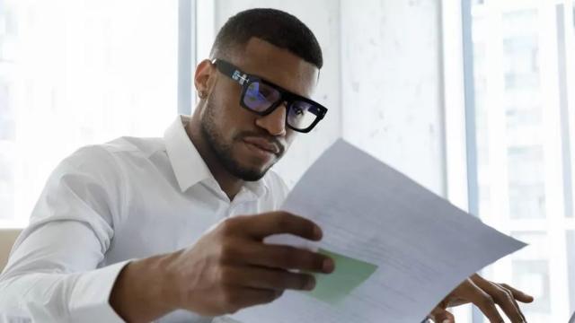 Homem lendo folhajogos grátis para pcpapel