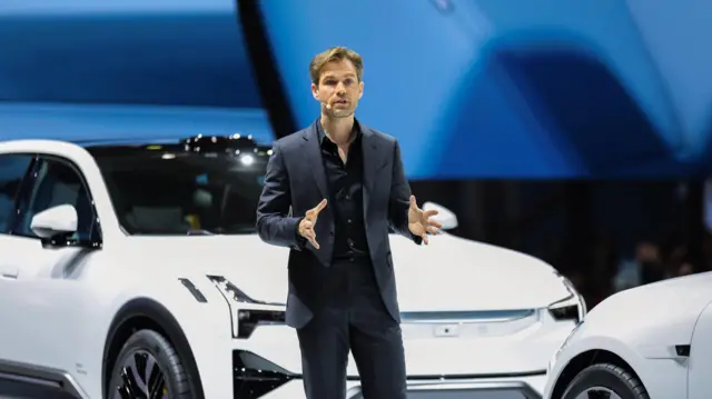 مکسیمیلیان میسونی در کنار محصولات پلاستار