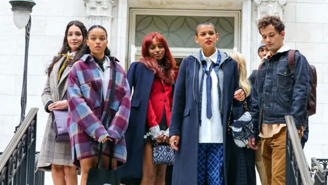 Gossip Girl keluaran 2021 memiliki premis serupa dari pendahulunya, dengan menghadirkan sosok ‘Gossip Girl’ dalam bentuk akun Instagram anonim.