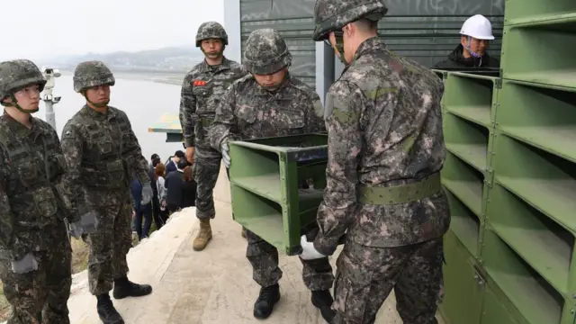 한국의 육군 장병들이 1일 경기도 파주 민간인 통제구역에 설치되어 있는 확성기를 철거하고 있다