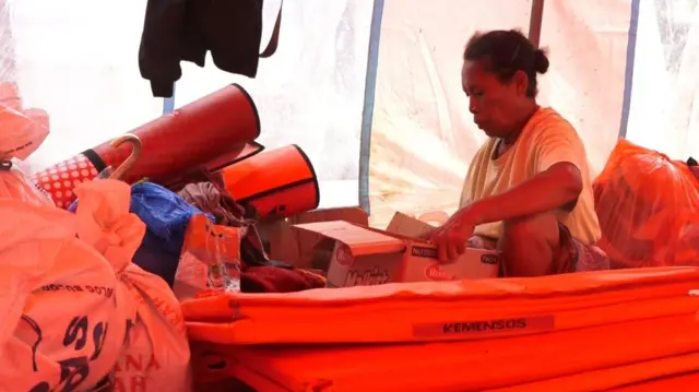 Kondisi tempat pengungsian yang padat, kebutuhan sehari-hari yang kurang, hingga rasa rindu untuk kembali pulang ke rumah menjadi keluhan para pengungsi yang terdampak oleh erupsi Gunung Lewotobi Laki-laki di Kabupaten Flores Timur, Nusa Tenggara Timur (NTT). 