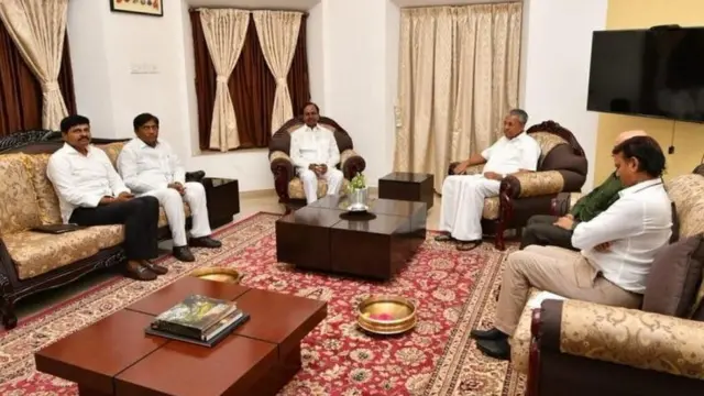 केरल के मुख्यमंत्री पी विजयन से मुलाक़ात करते तेलंगाना के मुख्यमंत्री के चंद्रशेखर राव