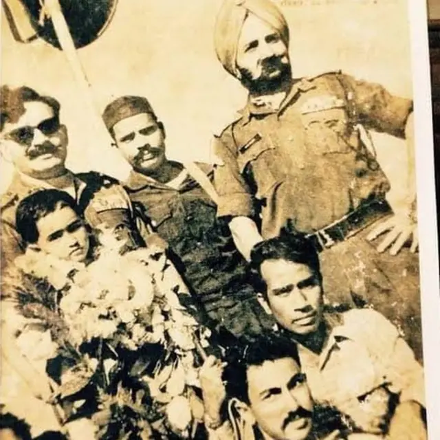 जमालपुर में घुसते हुए जनरल गंधर्व नागरा (बाएं) और ब्रिगेडियर हरदेव सिंह क्लेर (दाहिने)