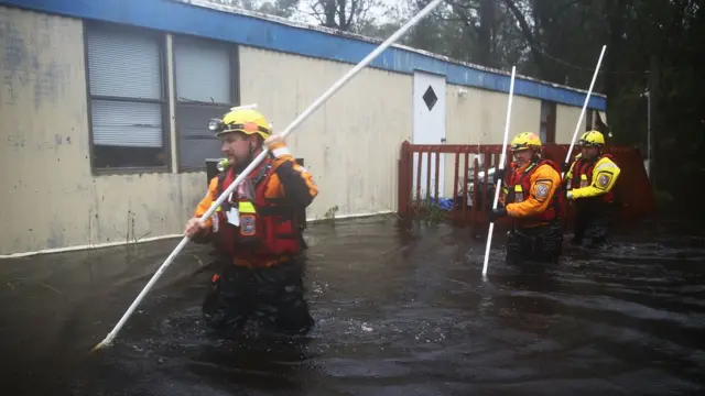 Equipos de bomberos trabajan en Carolina del Norte tras el paso del huracán Florence.