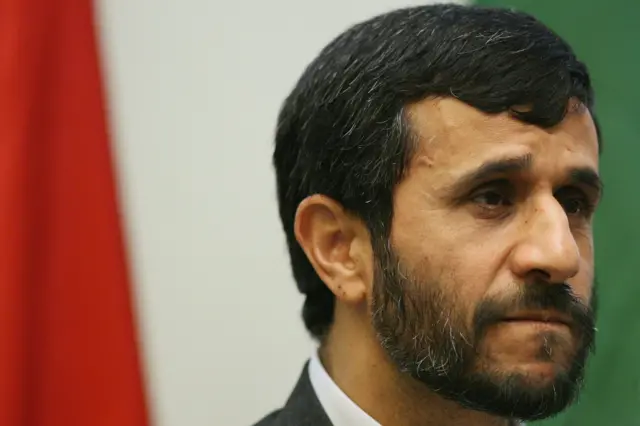 الرئيس الإيراني السابق محمود أحمدي نجاد. وشكّلت زيارته إلى أبو موسى عام 2012 محطة بارزة في تجدد الجدل حول الجزر المتنازع عليها.