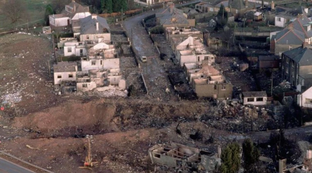 Après les flammes, la plupart des maisons du Sherwood Crescent ont été détruites.