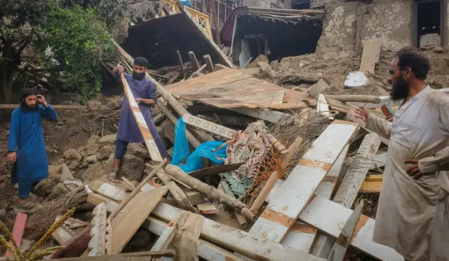 Casa destruída por terremoto de 31 de agosto de 2025 no Afeganistão