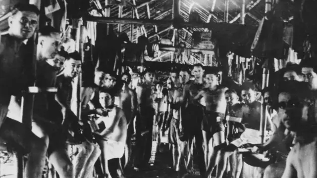 জাপানী বন্দী শিবিরে মিত্রবাহিনীর সৈন্যরা।