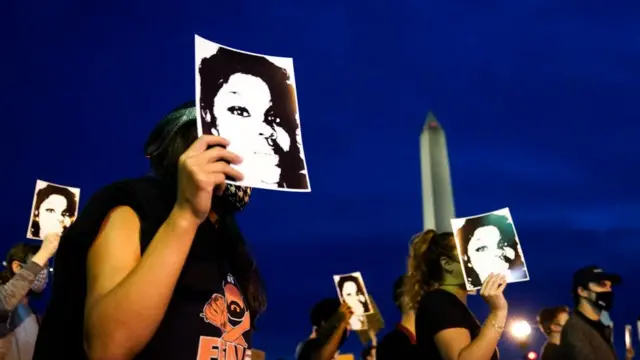 متظاهرون يحتجون على قرار هيئة المحلفين الكبرى في كنتاكي في قضية بريونا تايلور في 23 سبتمبر/أيلول 2020 في واشنطن العاصمة