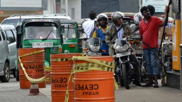 இலங்கையில் பெட்ரோல் விநியோகம் அத்தியாவசிய சேவையாக அறிவிப்பு