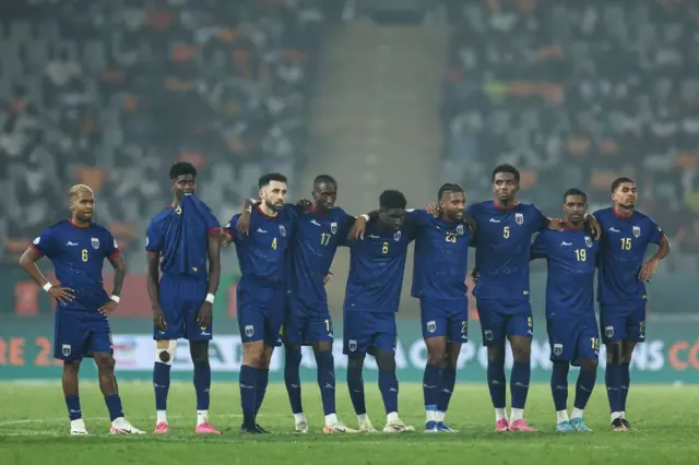 Les joueurs du Cap-Vert font la queue lors du match de football des quarts de finale de la Coupe d'Afrique des Nations (CAN) 2024 entre le Cap-Vert et l'Afrique du Sud au stade Charles Konan Banny à Yamoussoukro le 3 février 2024.