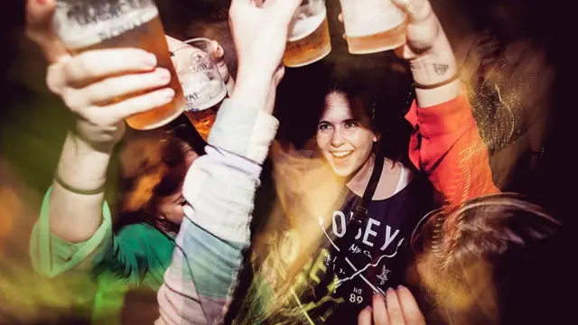 ડ્રિન્ક લેતી મહિલાઓ