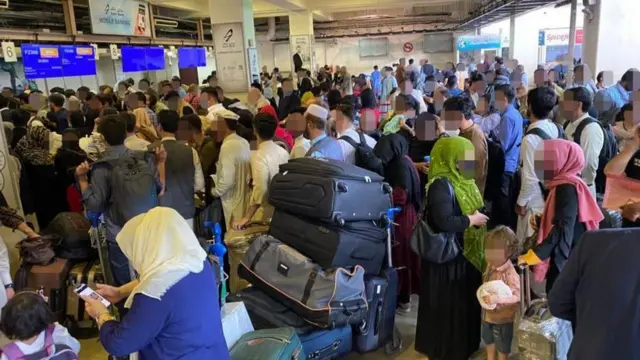 በአስር ሺዎች የሚቆጠሩ ሰዎች ከአፍጋኒስታን ለመውጣት አየር ማረፊያ ተገኝተዋል።