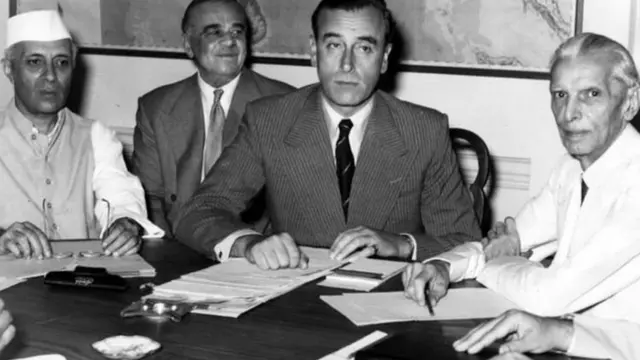 من اليسار، الزعيم الهندي جواهر لال نهرو، والمندوب السامي البريطاني في الهند اللورد ماونتباتن، وزعيم عصبة المسلمين في الهند محمد علي جناح