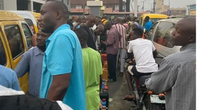 Awọn eeyan n ra epo sinu mọto ati ike