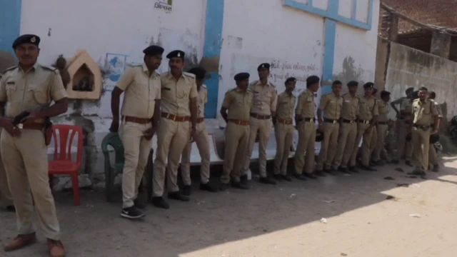 ગામમાં પોલીસ