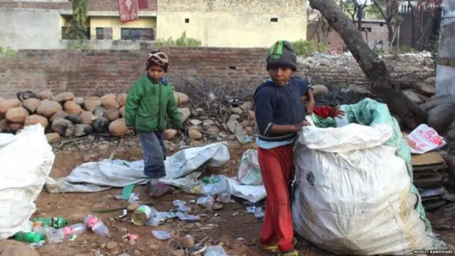 குப்பை சேகரிக்கும் குழந்தைகள்