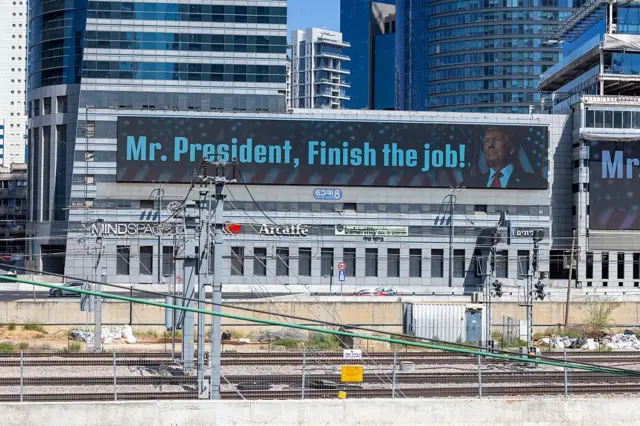 Tel Aviv'deki elektronik bir bilboarda ABD Başkanı Donald Trump'ın fotoğrafının ve  "Sayın Başkan, işi bitirin!" ifadelerini yer aldığı bir görsel yansıtıldı
