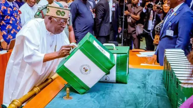 Tinubu lokacin gabatar da kasafin kudin Najeriya a majalisar dokokin ƙasar