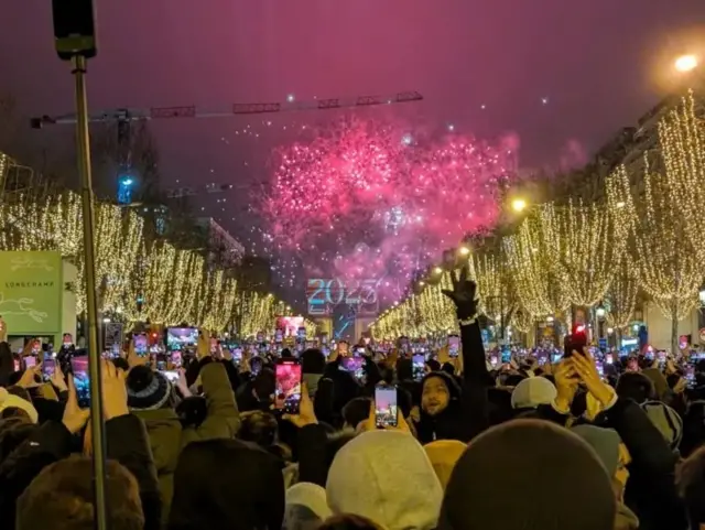 ਫਰਾਂਸ ਦੇ ਪੈਰਿਸ ਵਿਚ ਵੀ ਲੋਕਾਂ ਨੇ ਨਵੇਂ ਸਾਲ ਦਾ ਸ਼ਾਨਦਾਰ ਢੰਗ ਨਾਲ ਸਵਾਗਤ ਕੀਤਾ