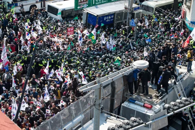 박근혜 전 대통령의 탄핵이 인용되자 경찰 차벽을 넘어 헌법재판소 진입을 시도하는 시위대