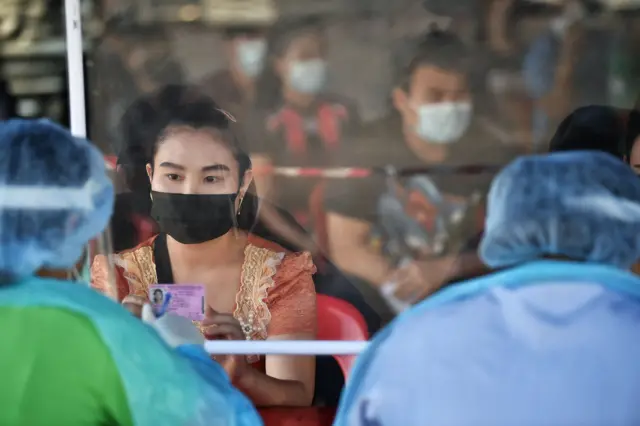 ၂၀၂၁ ခုနှစ်တုန်းက ပထုံဌာနီမှာ ကိုဗစ်စစ်ဖို့ ပန်းရောင်ကတ်အထောက်အထားပြနေတဲ့ မြန်မာရွှေ့ပြောင်းအလုပ်သမား