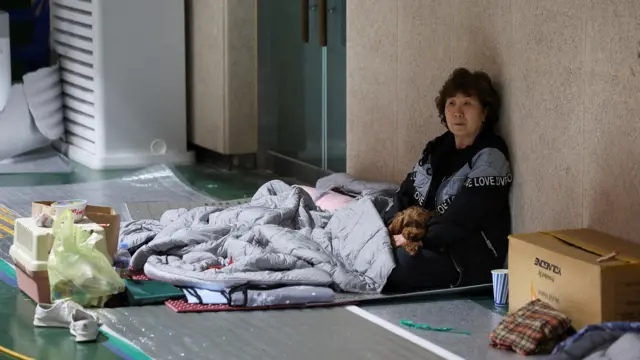 Brojni stanovnici pogođenih oblasti, poput ove žene iz oblasti Jeongjang, morali su da se evakuišu u prihvatne centre