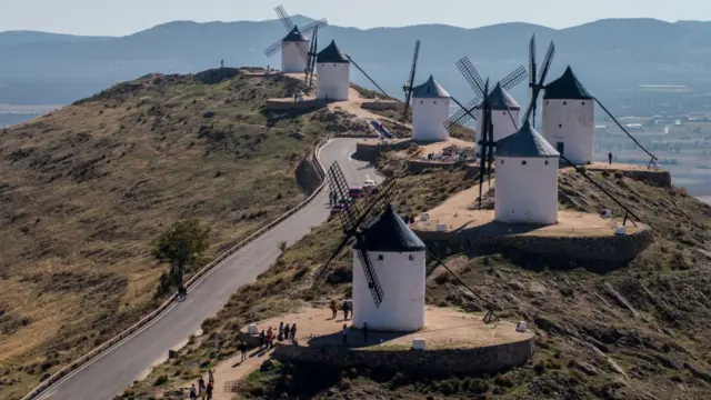 Molinos de viento en Toledo, España.