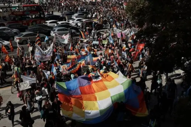 ब्यूनर आयर्स में जब मूलनिवासी समुदायों का मार्च पहुंचा तो उसमें शहर के एक्टिविस्ट भी शामिल हो गए.