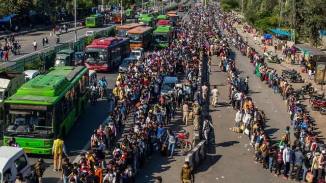 ఆనంద్‌విహార్‌లో పోగైన జనం