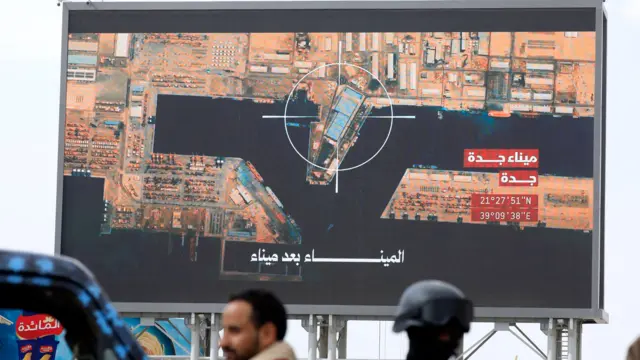 لوحة إعلانية رقمية تعرض موقع ميناء جدة السعودي بينما ينظم أنصار الحوثيين احتجاجاً ضد السعودية في صنعاء، اليمن، في 31 يوليو/تموز 2026.