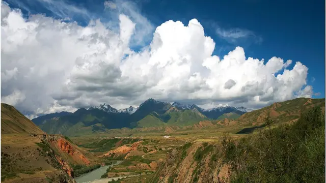 Жетим-Тоо кени Нарын областында жайгашкан.