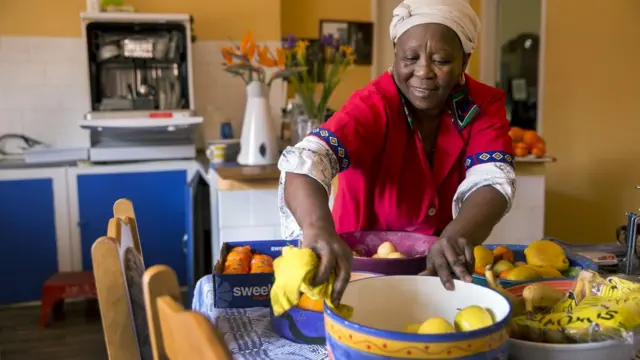 Une femme dans une cuisine