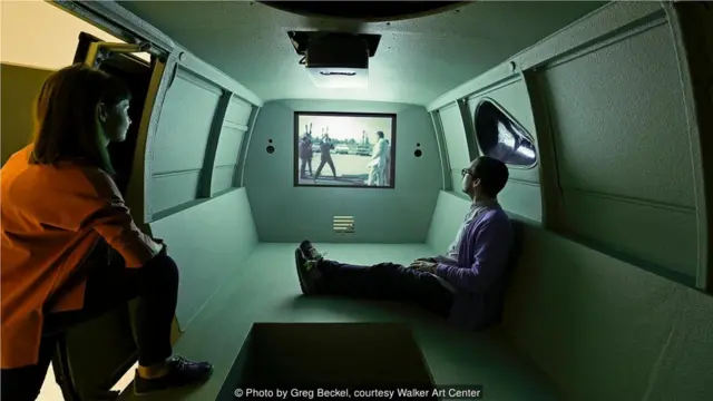 上世纪60年代的许多嬉皮士们随着年龄的增长变得较为保守——给他们的面包车配上电视就是一个标志 (Credit: Photo by Greg Beckel, courtesy Walker Art Center)