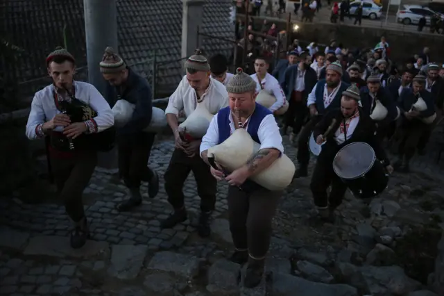 Povorka se zatim kreće u pravcu crkve Svetog Arhangela Mihaila, najvećeg hrama u Kaloferu koji se nalazi u neposrednoj blizini mesta održavanja događaja.