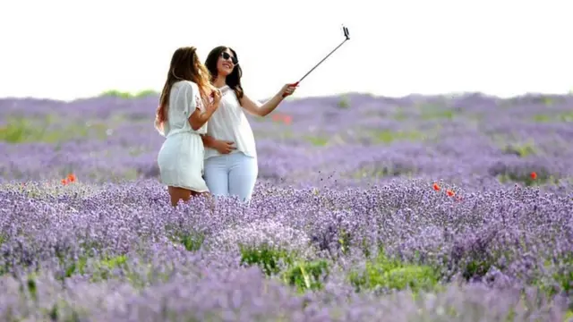 Dos jóvenes tomándose un selfie en un campo de lavanda