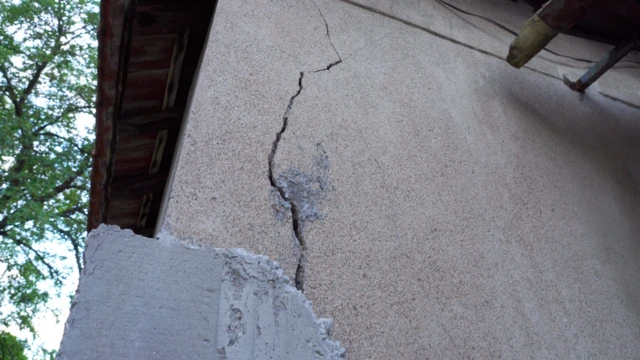 Pukotina na kući u selu Metovnica