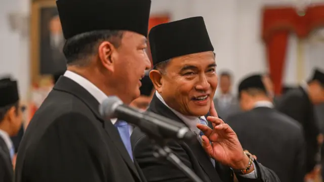 Menteri Koordinator Bidang Politik dan Keamanan Budi Gunawan (kiri) berbincang dengan Menteri Koordinator Bidang Hukum Yusril Ihza Mahendra (kanan) saat mengikuti pelantikan menteri dan kepala lembaga tinggi negara Kabinet Merah Putih di Istana Negara, Jakarta, Senin (21/10/2024).